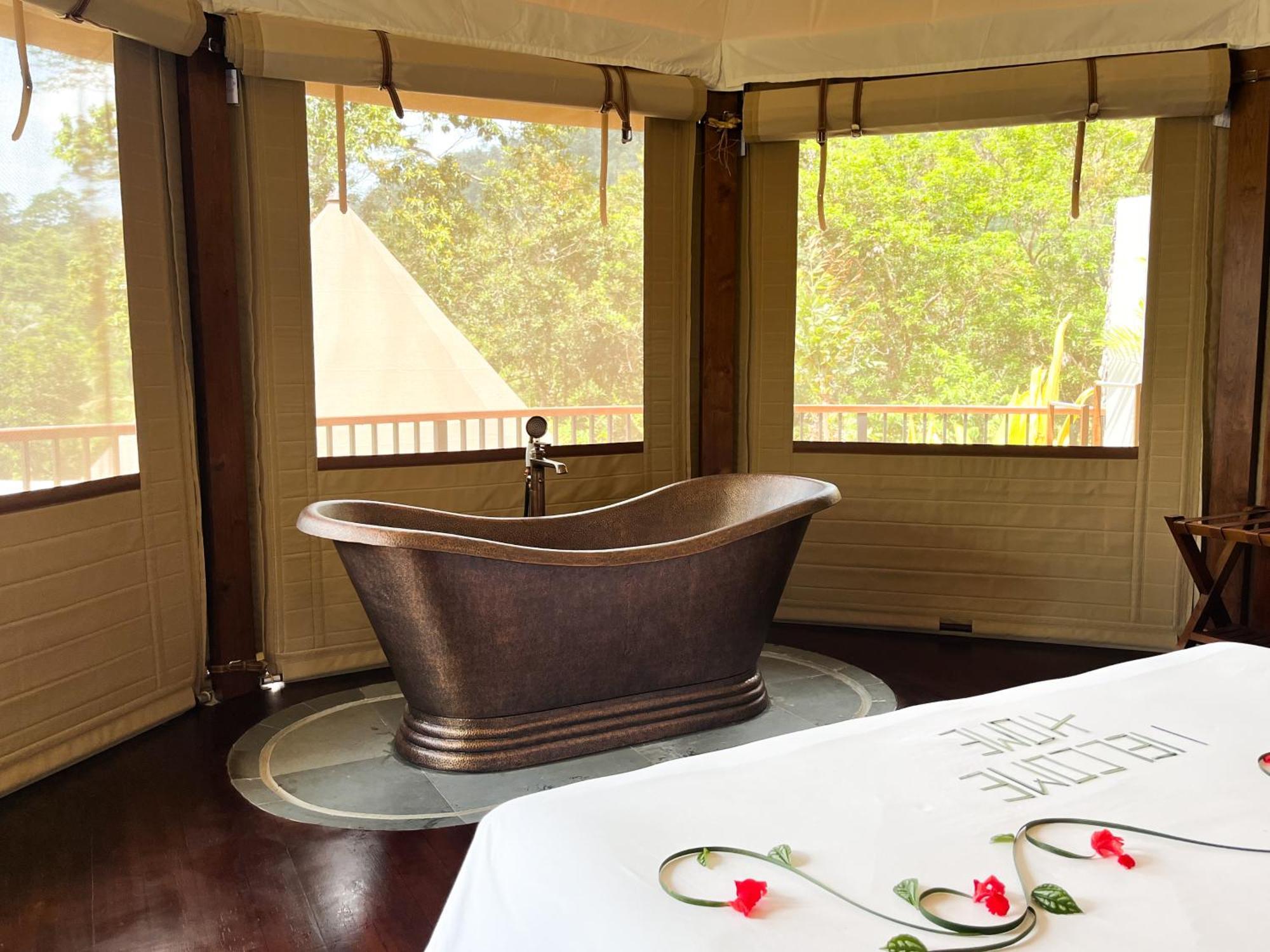 와파 디 우메 시데멘 객실 사진 A freestanding copper bathtub