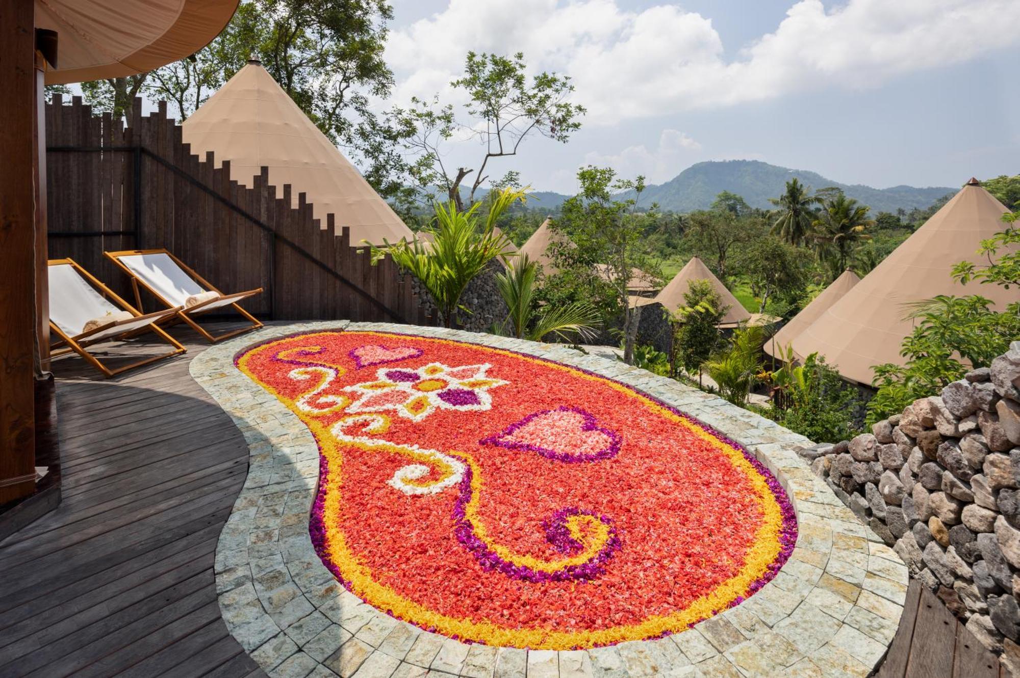 와파 디 우메 시데멘 외부 사진 A pookkalam at a resort in Kerala