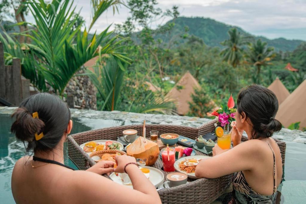 와파 디 우메 시데멘 외부 사진 A meal at a resort in Bali, Indonesia