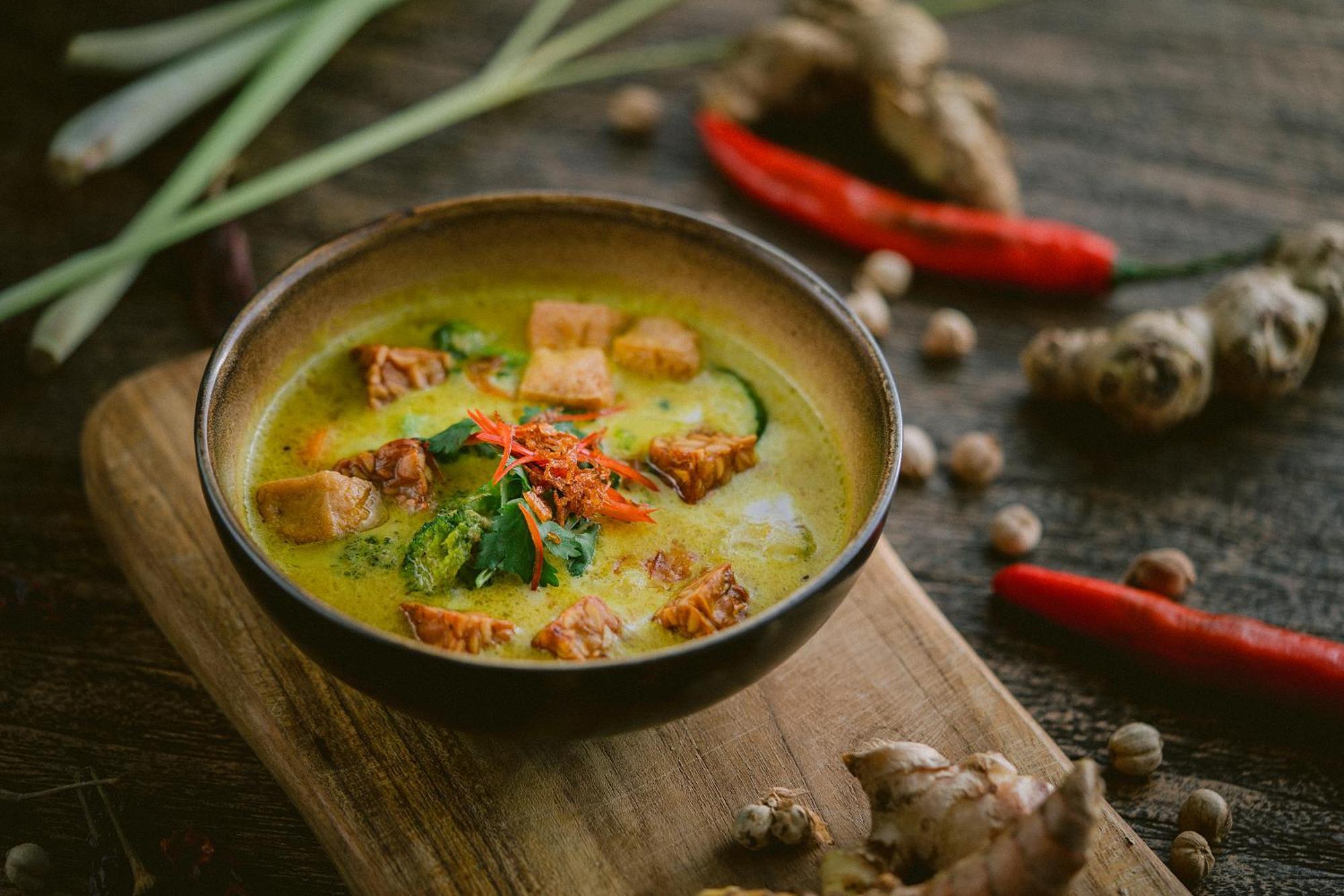 와파 디 우메 시데멘 외부 사진 A bowl of Thai green curry with chicken