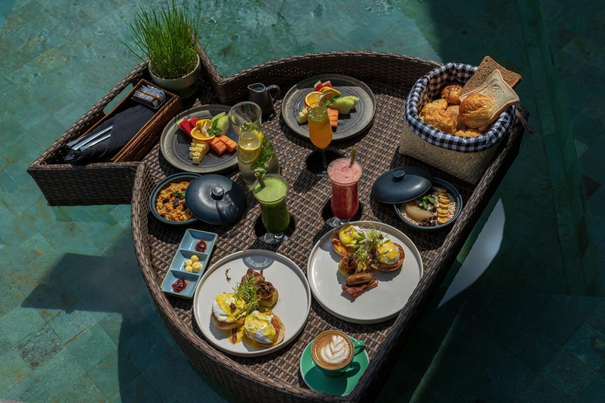 와파 디 우메 시데멘 외부 사진 A floating breakfast at Alila Villas Uluwatu