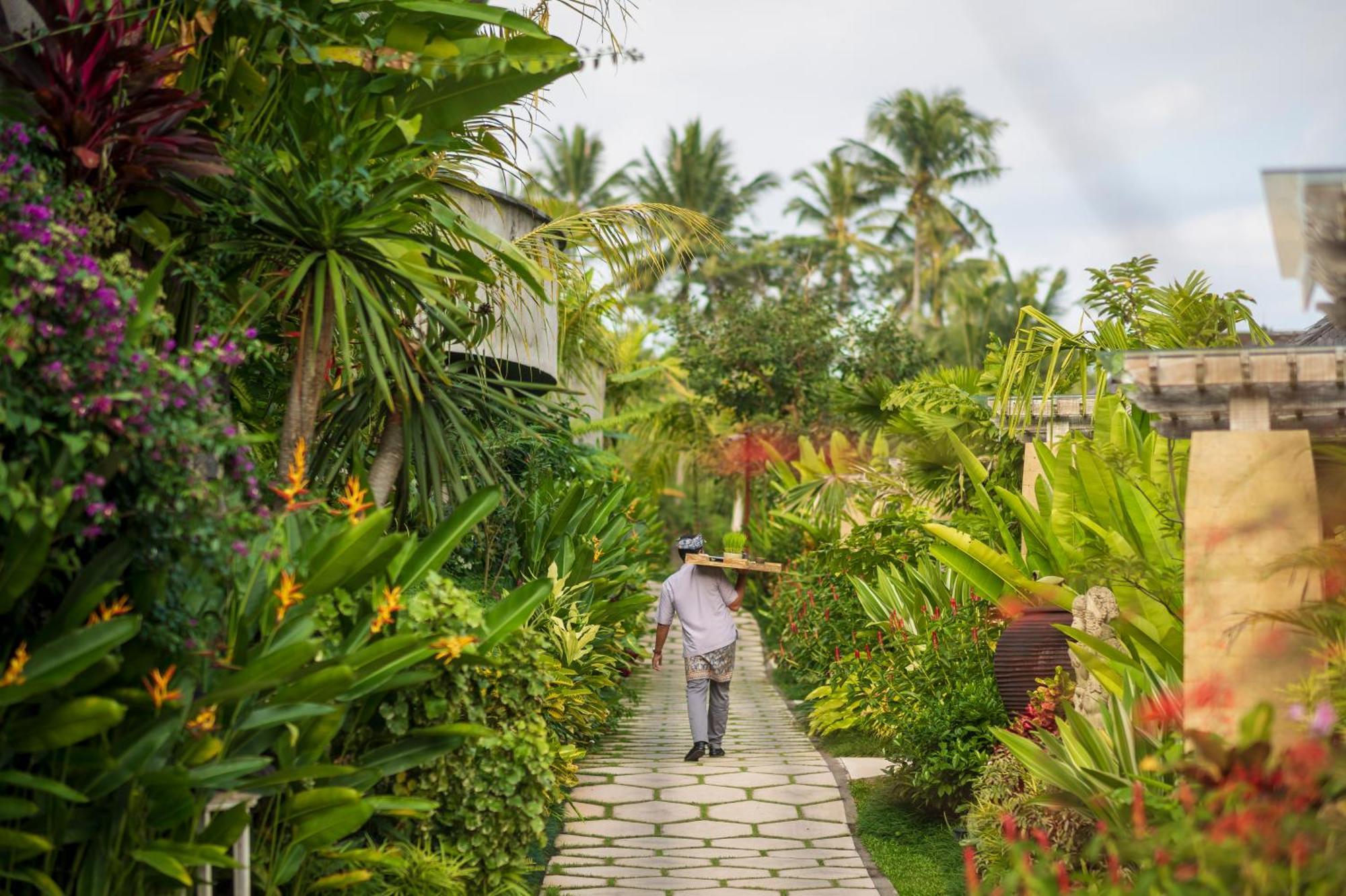 와파 디 우메 시데멘 외부 사진 A path at the Four Seasons Resort