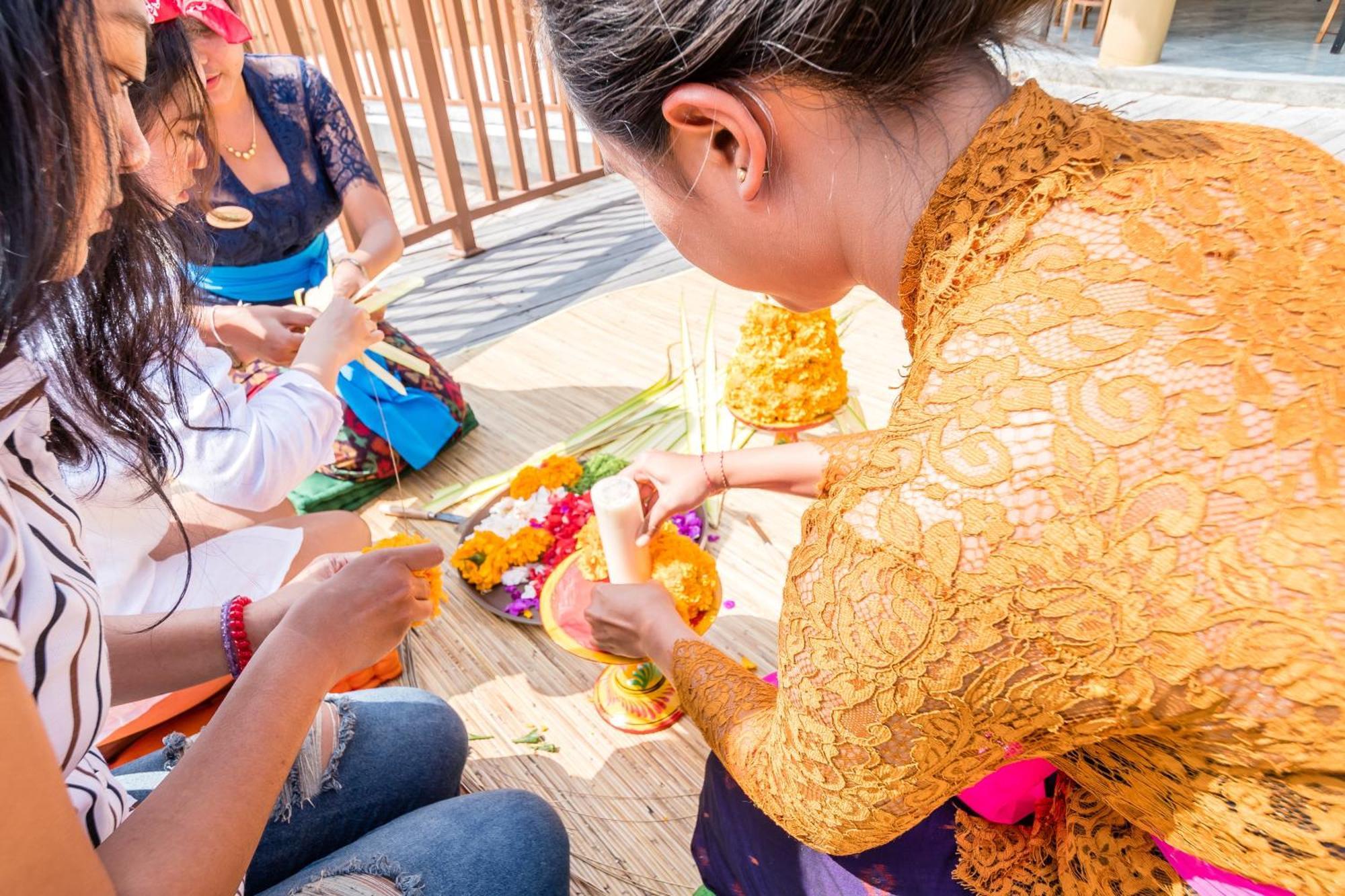와파 디 우메 시데멘 외부 사진 Thai women making a Thai flower garland